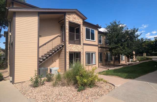SUPER NICE 2-BDRM, 2-BATH MAIN LEVEL CONDO + GARAGE IN DESIRABLE LITTLETON AREA! IMMEDIATE OCCUPANCY! - 4875 South Balsam Way, Denver, CO 80123