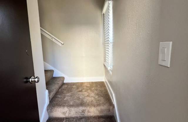 LARGE 1 BEDROOM 1 BATH UPSTAIRS UNIT READY FOR MOVE IN! Gallery 2
