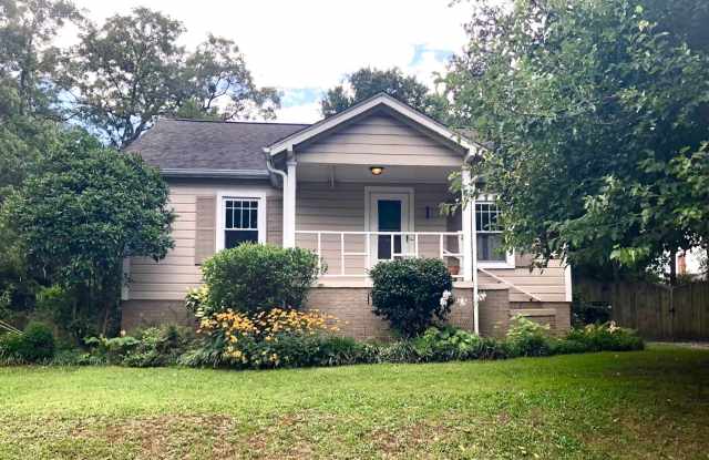 Adorable 2 Bedroom  1 Full Bath Bungalow near Downtown Greer with Privacy Fence and Driveway Parking! - 107 Wood Avenue, Greer, SC 29650