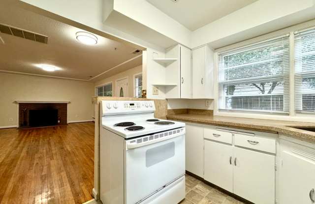Quiet and Cozy Two Bed in SW Portland 5 plex_~ Open Floor Plan~ Washer/Dryer Hook Ups~ Great Shared Outdoor Space~ Off Street Parking! Gallery 4