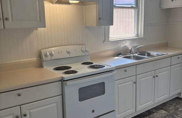 Three bedroom house - Hopewell, VA - 297 South 23rd Avenue, Hopewell, VA 23860