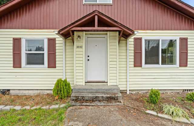 Bremerton 3-Bed, 1-Bath Near the Water with Large Outdoor Deck Gallery 1