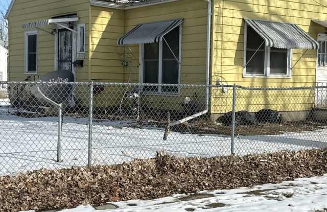 3 Bedroom, 1 Bath with Double Stall Garage located at 1000 Columbia St Waterloo, IA 50703 photos photos
