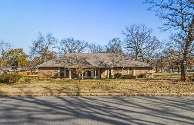 Beautiful 3 Bed / 2 Bath Home in Fort Smith (0.73 Acre Lot) - 2909 Fincastle Drive, Fort Smith, AR 72908