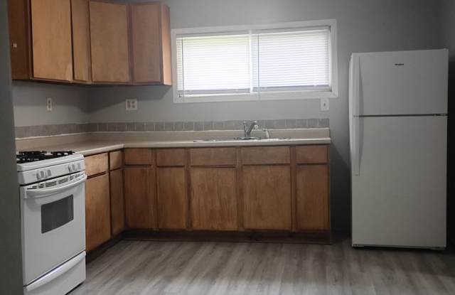 For Rent: 1213 W 17th St. 2 bedroom 1 bathroom Home! Nice porch! Nice back yard! New flooring! Washer & dryer hookups! photos photos