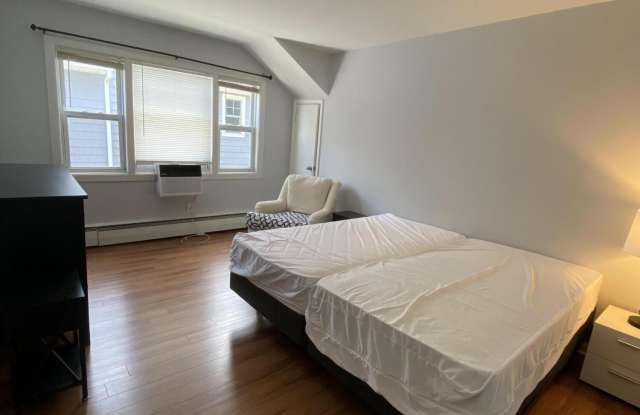 9 Howland Avenue Gallery 4