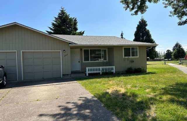 2-bedroom/1-bathroom duplex with garage! Gallery 1
