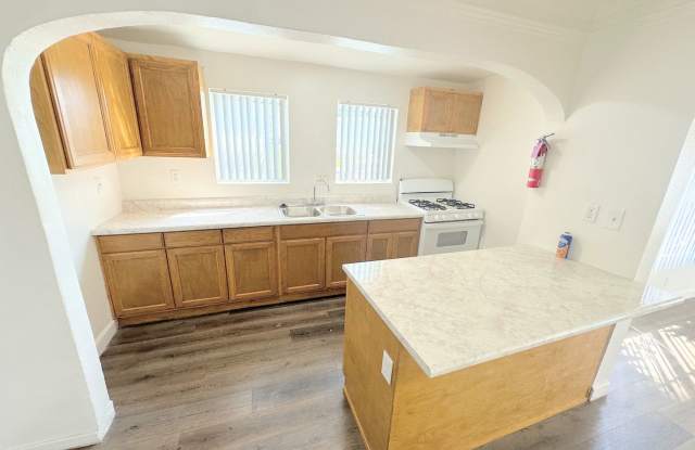 *SECTION 8 ONLY* Cute 2bd/1ba duplex with parking and all the appliances! Gallery 2