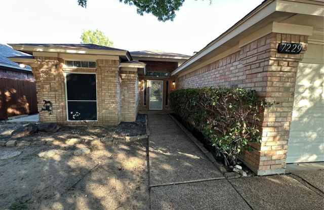 7229 LAURELHILL Court S - 7229 Laurelhill Court South, Fort Worth, TX 76133
