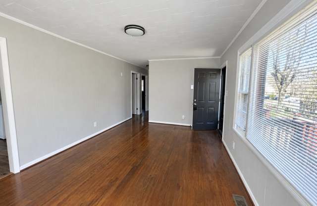 Three bedroom, one bath house in Hillsborough Gallery 3