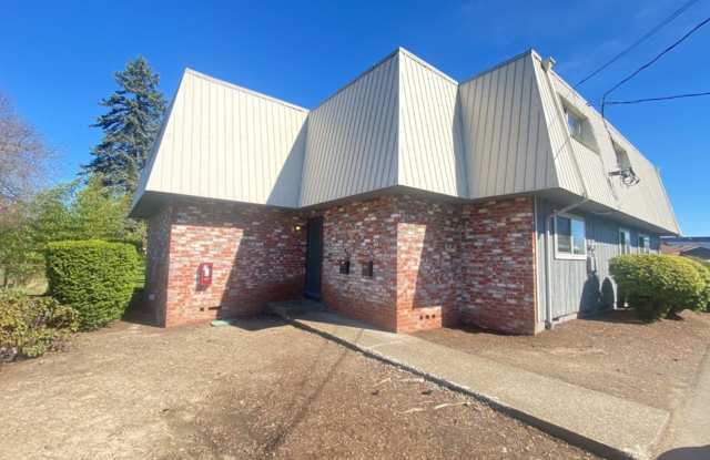 (526) Halpert Duplexes - 4 Bedroom / 2 Bathroom Townhome Gallery 3