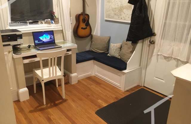 Lovely, De-leaded 3-bed, 2-bath Newton Apartment Gallery 3