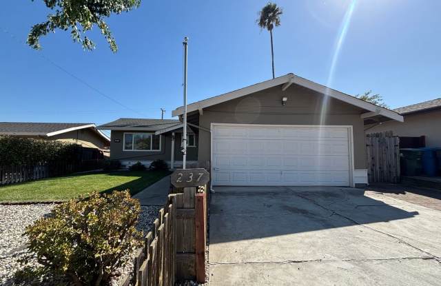 Charming 3BR/1BA in Vacaville – Beautifully Maintained with Lush Yards & Bonus Shed! Gallery 1