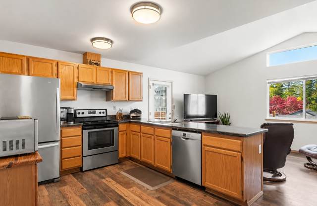 Beautiful 3 bed 2 Bath with  yard Gallery 4