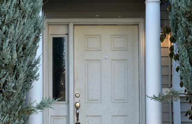 Spacious 2 bed/2.5 bath with bonus room townhome off Road 68 Gallery 3