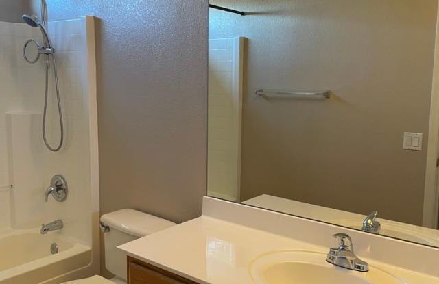 3 BEDROOM +DEN IN GLENDALE Gallery 3