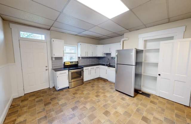 3 BEDROOMS, 1 FULL BATH + 2 FREE Off-Street Parking Spaces house showing NOW for Fall 2026!! photos photos