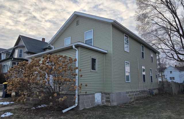 330 1/2  W. La Crosse St. - Upper photos photos