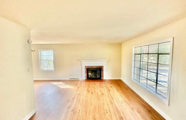 1498 GREENWOOD LANE Gallery 4