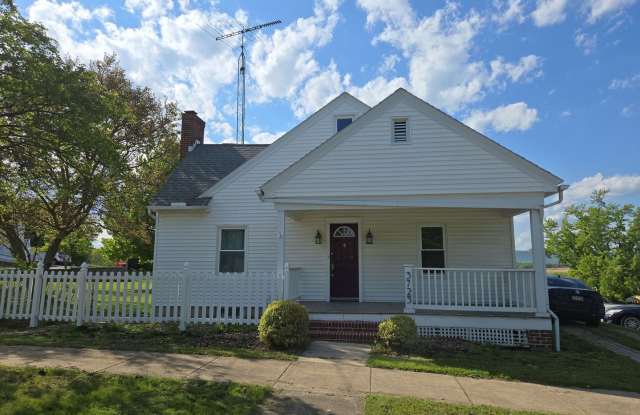 3BR Home with Large Yard & Extra Storage photos photos