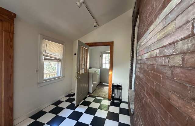 4 BR House Near Downtown! Off-Street Parking, Pet Friendly, Walk to UK! Gallery 1