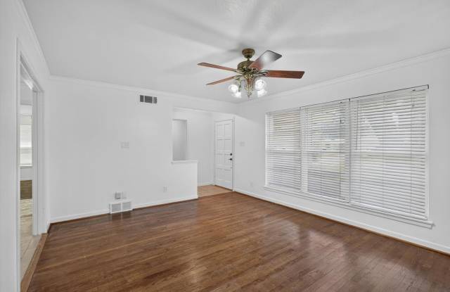 Charming East Dallas 3 Bed/1.5 Bath with Sunroom & Bonus Room! Gallery 4