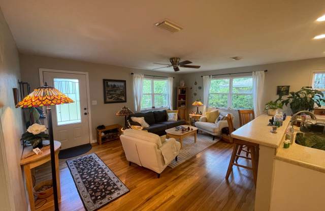 Renovated Historic 3BR in Grove Street | Native Butterfly Garden | Near Downtown Gallery 3