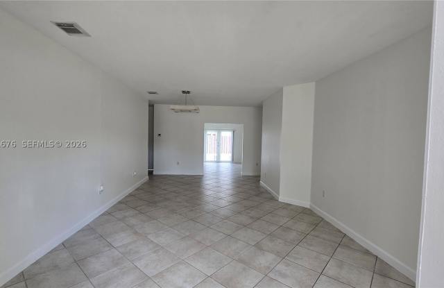 15826 SW 138th Ter Gallery 4