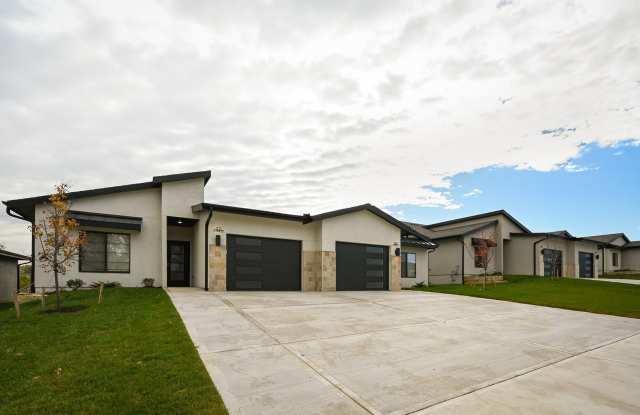 Stunning 2-bedroom, 2-bathroom Townhome In Raymore MO Gallery 1