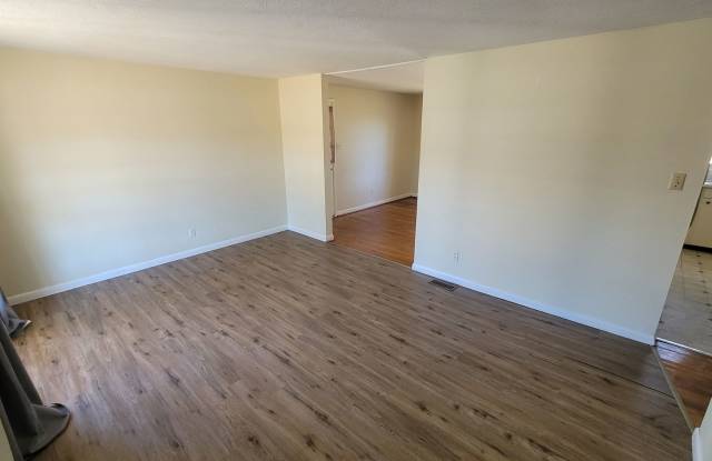 3br Ranch home on large lot Gallery 4