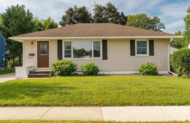 2010 16 1/2 St NW - 2010 16 1/2 Street Northwest, Rochester, MN 55901