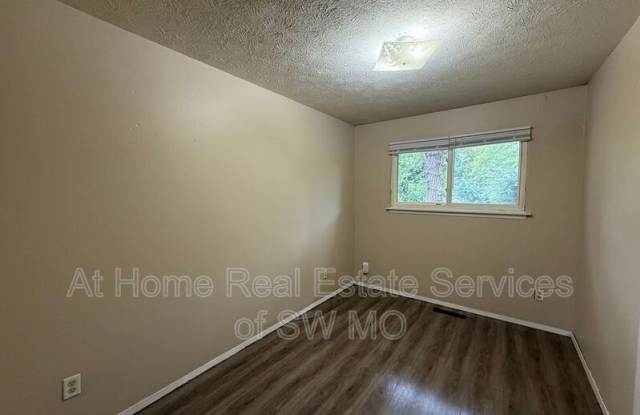 1833 N Lone Pine Ave Gallery 4