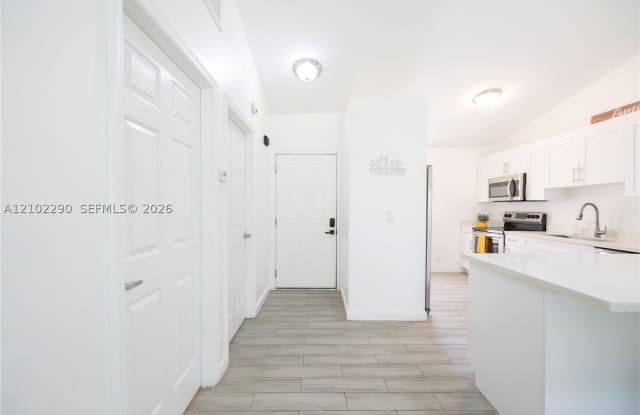 1200 Hyacinth Pl Gallery 2