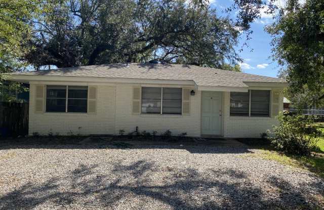 Available NOW! *PET FRIENDLY* - 247 West Elm Street, Ponchatoula, LA 70454