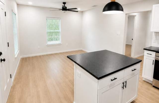 1409 North Englewood Avenue Gallery 4