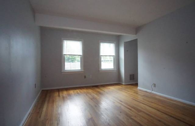 3 bedroom / 2 1/2 Bath. Close to Campus. Pet friendly. Undergrad welcome. photos photos