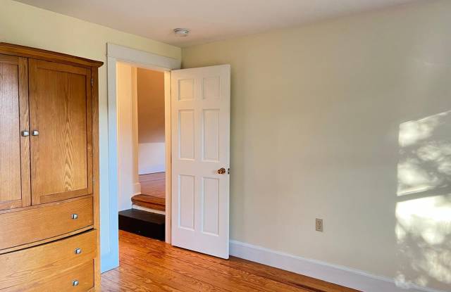 Spacious 2-BD, 2-BA + Den/ office space available for rent - 1 Summer Street, Freeport, ME 04032
