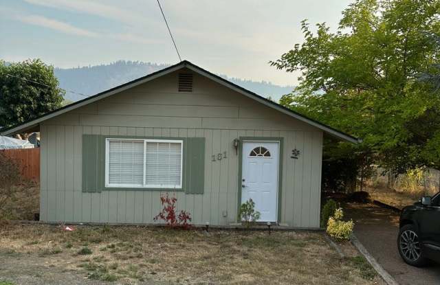 Winston 3 bedroom 1 bath house with large covered porch - 161 Southeast Suksdorf Street, Winston, OR 97496