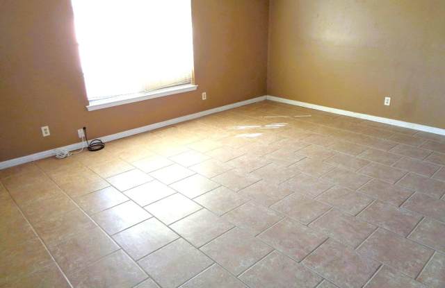 Nice Single Level Northeast Duplex With Refrigerated Air Located In Quiet Neighborhood Gallery 4
