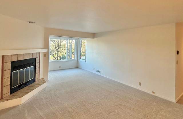 Spacious 2-Bedroom Maple Leaf Condo Gallery 4