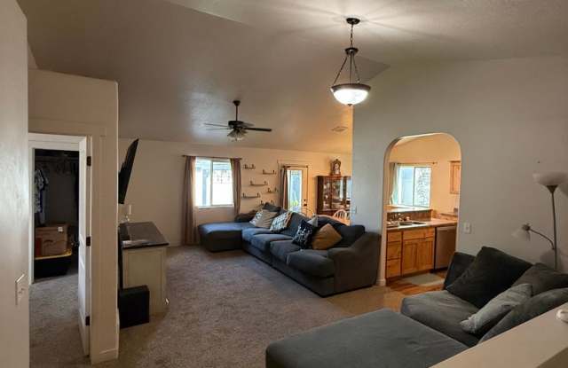 Charming Rambler Style! Private & Fenced Yard in Cul de sac! Gallery 4