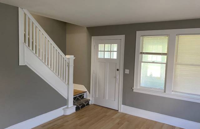 Charming 2 Bedroom 1 Bathroom Home in St. Paul! - 1125 Suburban Avenue East, St. Paul, MN 55106 Charming 2 Bedroom 1 Bathroom Home in St. Paul! - 1125 Suburban Avenue East, St. Paul, MN 55106