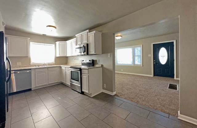 Lovely Vintage 4 BR Home Near Castlewood Park! Off-Street Parking, Fenced Yard, Dogs Ok! Gallery 4