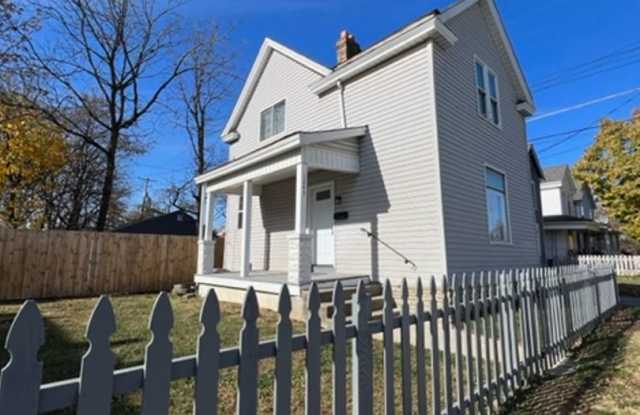 Charming 2 Bedroom Home with Fenced Yard Available for Pre-Lease! photos photos