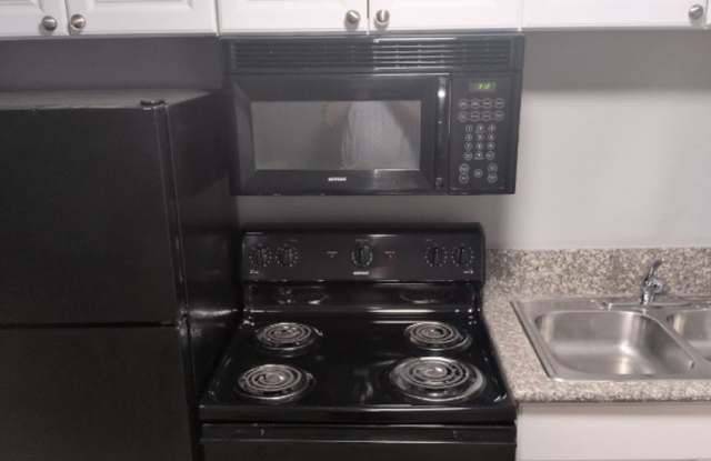2-Bedroom Apartment Conveniently in Lakewood Gallery 2