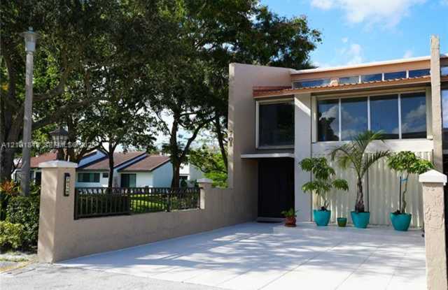 701 E Coco Plum Cir th 8, Plantation, FL 33324 Gallery 3