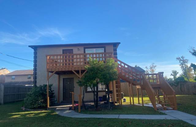 Efficient 2Bed/1Ba Upstairs Apartment Near Tyndall AFB! *Garbage Service  Lawncare Included!* photos photos