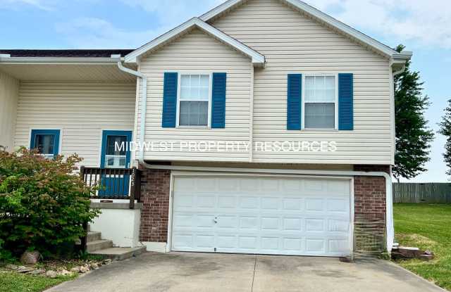 Spacious 3 Bedroom, 2 Bath Townhome available for Lease. Gallery 3