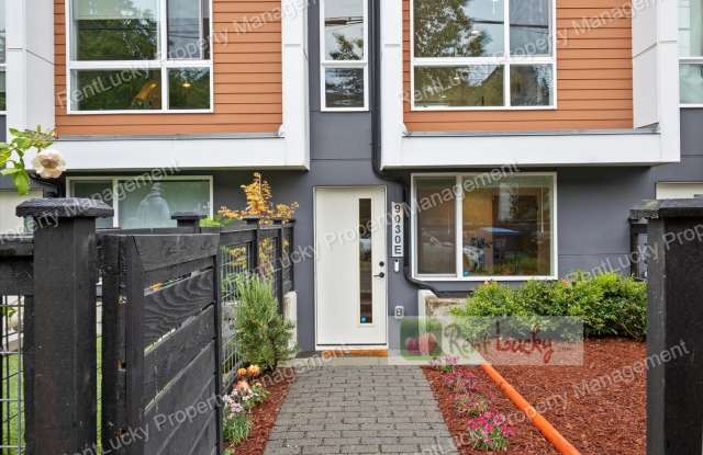 Like-New 2-Bedroom Townhome in Seattle w/Rooftop Deck  Attached Garage!! photos photos