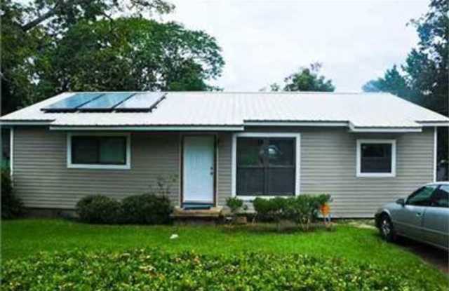 Spacious 3 bed 2 bath home with additional living area and large yard!!! photos photos